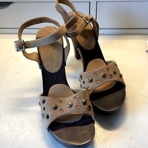 COLIN Stuart Tan Leather Studded Platform Heel Sandals. Size 9. D4/A
